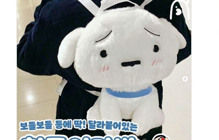 萌度幾霸昏♡ 超可愛毛絨「小白造型後背包」 「無辜軟萌神情」大人小孩通通被煞到!