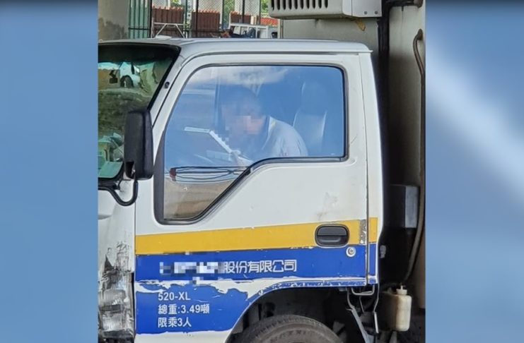 趕連假最後送貨!路邊目睹司機「車上猛吞便當」 網道謝:感謝有你!