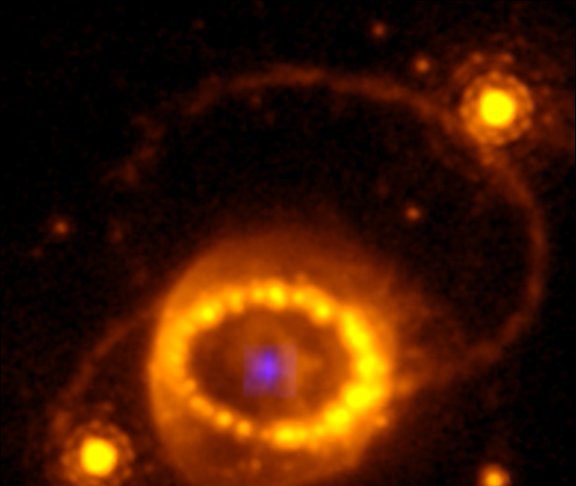 「索倫之眼」真存在! 超新星爆炸塌縮成中子星 藍紫色球體被恆星碎片包圍