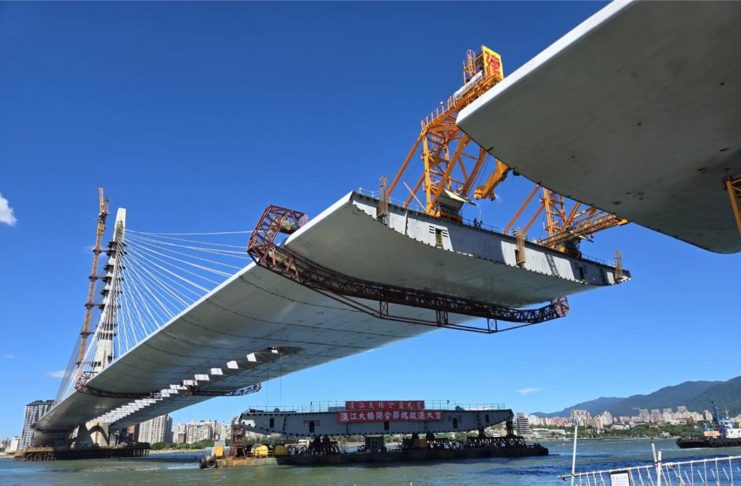 淡江大橋最後鋼橋節塊吊裝 16日合龍祈福儀式